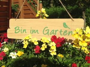 Schild: "Bin im Garten"
