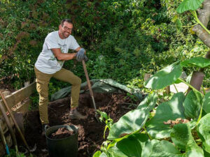 Der Biogärtner beim Garteln (Bild: Christoph Böhler)