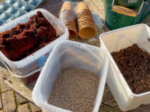 Kompost, Ton, Sand und Dünger sind die Zutaten für gute Erde