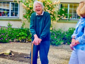 84-jährige Gärtnerin, die wir auf der Gartenreise besucht haben