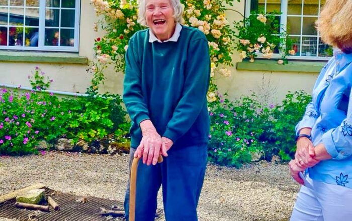 84-jährige Gärtnerin, die wir auf der Gartenreise besucht haben